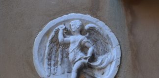 L’Arcangelo Gabriele, bassorilievo in Corte del Duca Sforza, nel Sestiere di San Marco
