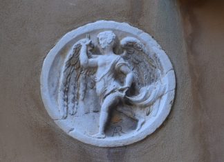 L’Arcangelo Gabriele, bassorilievo in Corte del Duca Sforza, nel Sestiere di San Marco
