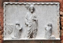 Altorilievo con Sant’Andrea e due devoti in Corte Sant’Andrea a San Luca, nel Sestiere di San Marco