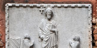 Altorilievo con Sant’Andrea e due devoti in Corte Sant’Andrea a San Luca, nel Sestiere di San Marco