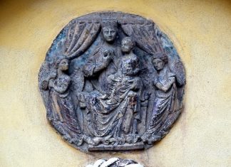 La Madonna della Mela, bassorilievo sul Ponte de San Polo, nel Sestiere di San Polo