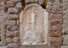 La Crocifissione del Cristo, bassorilievo in Calle del Campaniel, nel Sestiere di San Polo