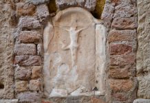 La Crocifissione del Cristo, bassorilievo in Calle del Campaniel, nel Sestiere di San Polo