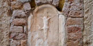 La Crocifissione del Cristo, bassorilievo in Calle del Campaniel, nel Sestiere di San Polo