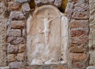 La Crocifissione del Cristo, bassorilievo in Calle del Campaniel, nel Sestiere di San Polo
