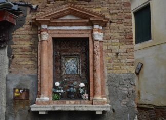 La Madonna col Bambino dipinto nel tabernacolo (capitèło) in Fondamenta de l’Osmarin, nel Sestiere di Castello