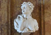 L’Invidia busto nel “portico” del primo piano nobile di Ca’ Rezzonico