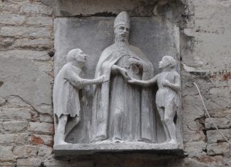 San Giovanni Elemosinario, altorilievo sulla facciata della Chiesa di San Giovanni Elemosinario