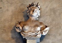 La Verità e la Favola, busti in marmo nell’androne al piano terreno di Ca’ Rezzonico