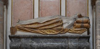 Monumento funebre con figura giacente del doge Francesco Venier, nella Chiesa del Santissimo Salvatore