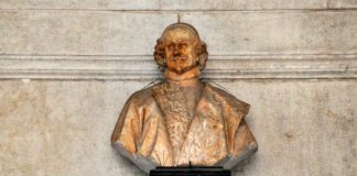 Il busto del procuratore Alvise da Mosto sulla facciata della Chiesa di San Nicolò da Tolentino