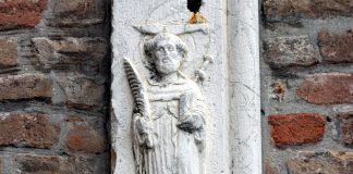 San Pietro Martire e San Vincenzo Ferreri, bassorilievi sugli stipiti delle porte della Scuola del Santo Nome di Dio