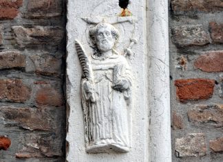 San Pietro Martire e San Vincenzo Ferreri, bassorilievi sugli stipiti delle porte della Scuola del Santo Nome di Dio