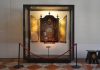 L’orologio con la cornice scolpita da Francesco Pianta, nella Sala Capitolare della Chiesa di Santa Maria Gloriosa dei Frari