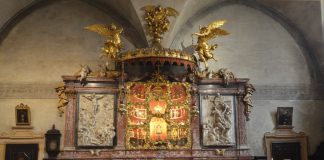 La reliquia del prezioso sangue di Gesù Cristo, nel tabernacolo santuario della Chiesa di Santa Maria Gloriosa dei Frari
