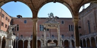 Pozzo nel chiostro della Santissima Trinita o dei Morti, del convento di Santa Maria Gloriosa dei Frari, nel Sestiere di San Polo
