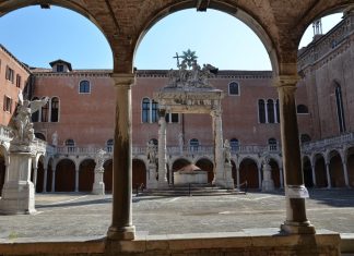 Pozzo nel chiostro della Santissima Trinita o dei Morti, del convento di Santa Maria Gloriosa dei Frari, nel Sestiere di San Polo