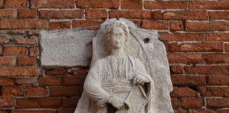 Angelo con rotolo, altorilievo in Fondamenta Sant’Apollonia, nel Sestiere di Castello