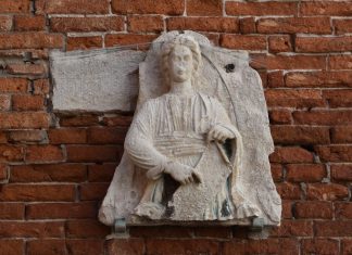 Angelo con cartiglio, altorilievo in Fondamenta Sant’Apollonia, nel Sestiere di Castello