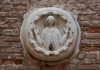 Madonna orante, bassorilievo nella Corte de la Chiesa, nel Sestiere di Santa Croce