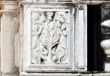 I simboli alchemici su due bassorilievi sulla facciata del Palazzo Lezze, nel Sestiere di Cannaregio