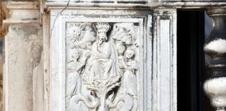 I simboli alchemici su due bassorilievi sulla facciata del Palazzo Lezze, nel Sestiere di Cannaregio
