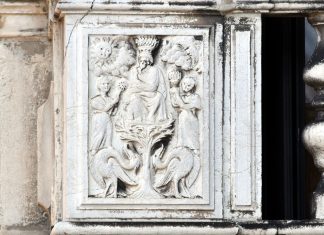 I simboli alchemici su due bassorilievi sulla facciata del Palazzo Lezze, nel Sestiere di Cannaregio