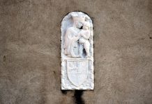 La Madonna coronata col Bambino, bassorilievo sul Palazzo Foscari a Santa Sofia, nel Sestiere di Cannaregio