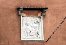 Madonna col Bambino, bassorilievo in Calle Caparozzolo