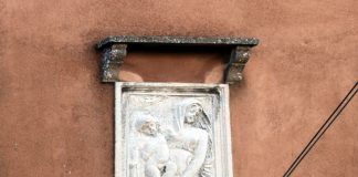 Madonna col Bambino, bassorilievo in Calle Caparozzolo