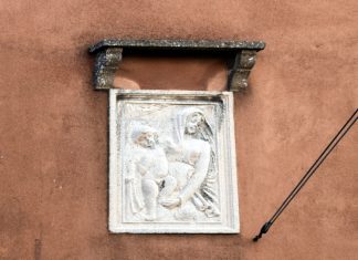 Madonna col Bambino, bassorilievo in Calle Caparozzolo