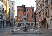 Monumento a Carlo Goldoni, opera di Antonio Dal Zotto, in Campo San Bartolomeo