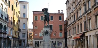 Monumento a Carlo Goldoni, opera di Antonio Dal Zotto, in Campo San Bartolomeo