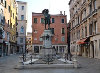Monumento a Carlo Goldoni, opera di Antonio Dal Zotto, in Campo San Bartolomeo